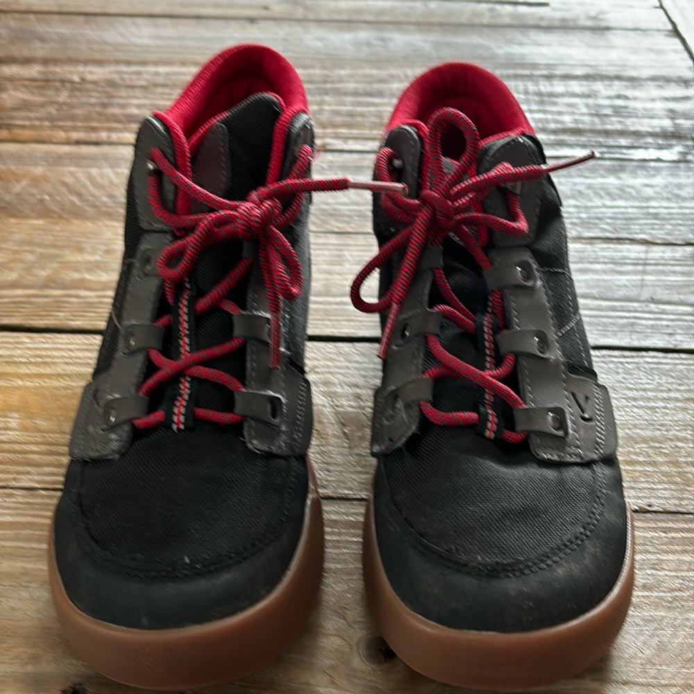 Keen little kid/big kid boy Encanto Wesley high top sneaker. Size 6.